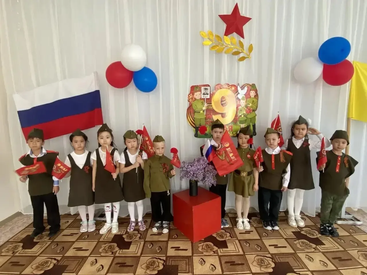 🎖️ В Элисте проходит акция «Бессмертный полк» среди воспитанников детских садов. Маленькие участники