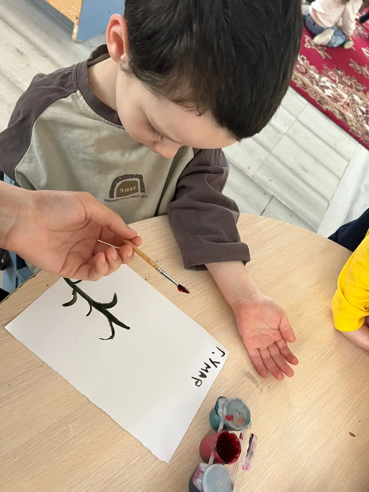 Сегодня на занятии мы сделали весёлых тюльпанчиков из ладошек! 🌷