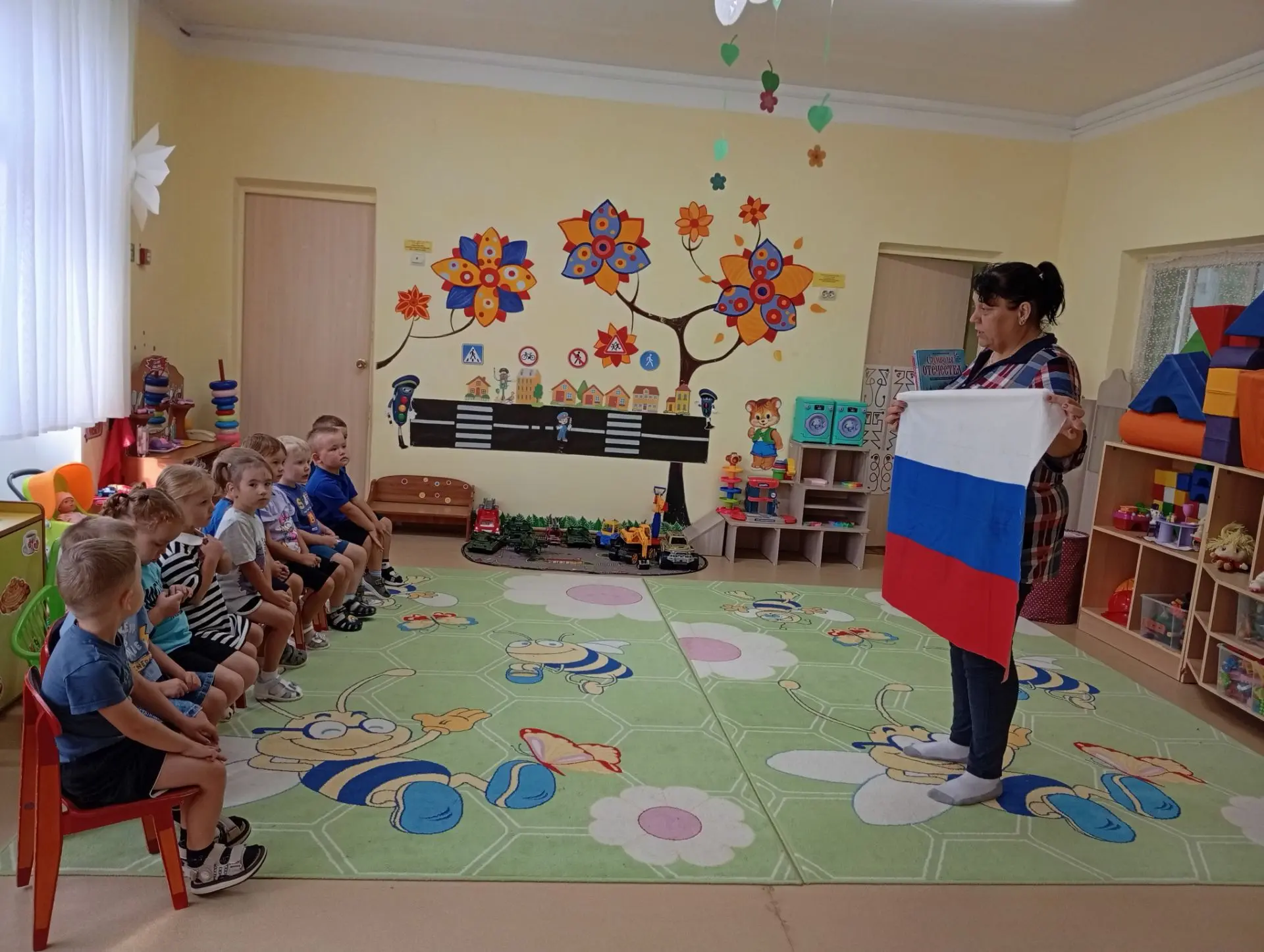 В преддверии праздника "Дня Государственного флага Российской Федерации"  во 2 младшей ...