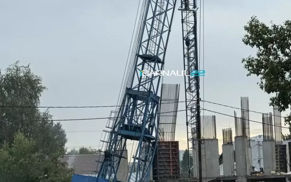 Стрела крана упала на стройплощадке в Барнауле