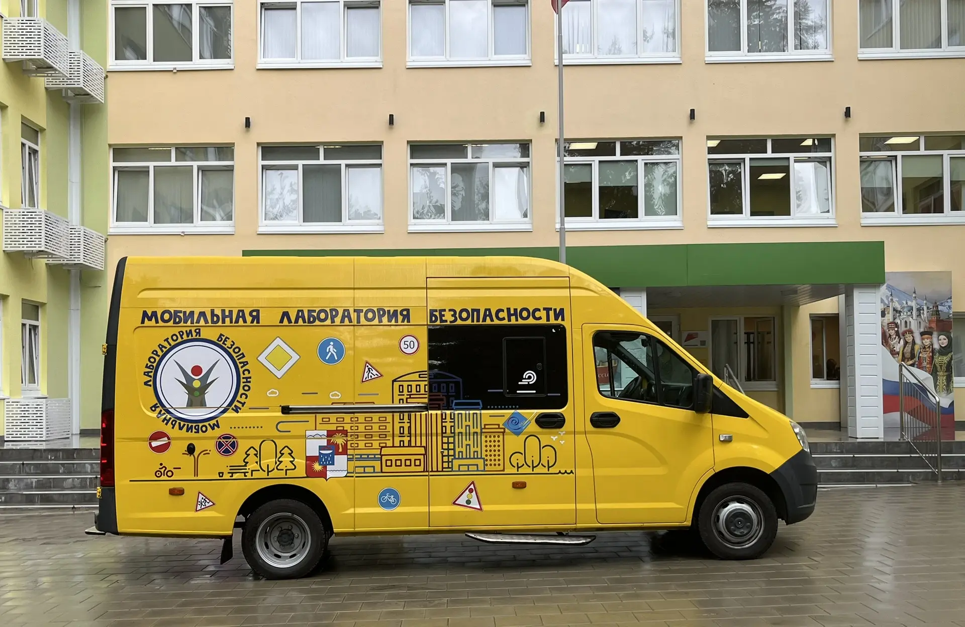 🚨 Всероссийская неделя дорожной безопасности: мобильная лаборатория безопасности посет...