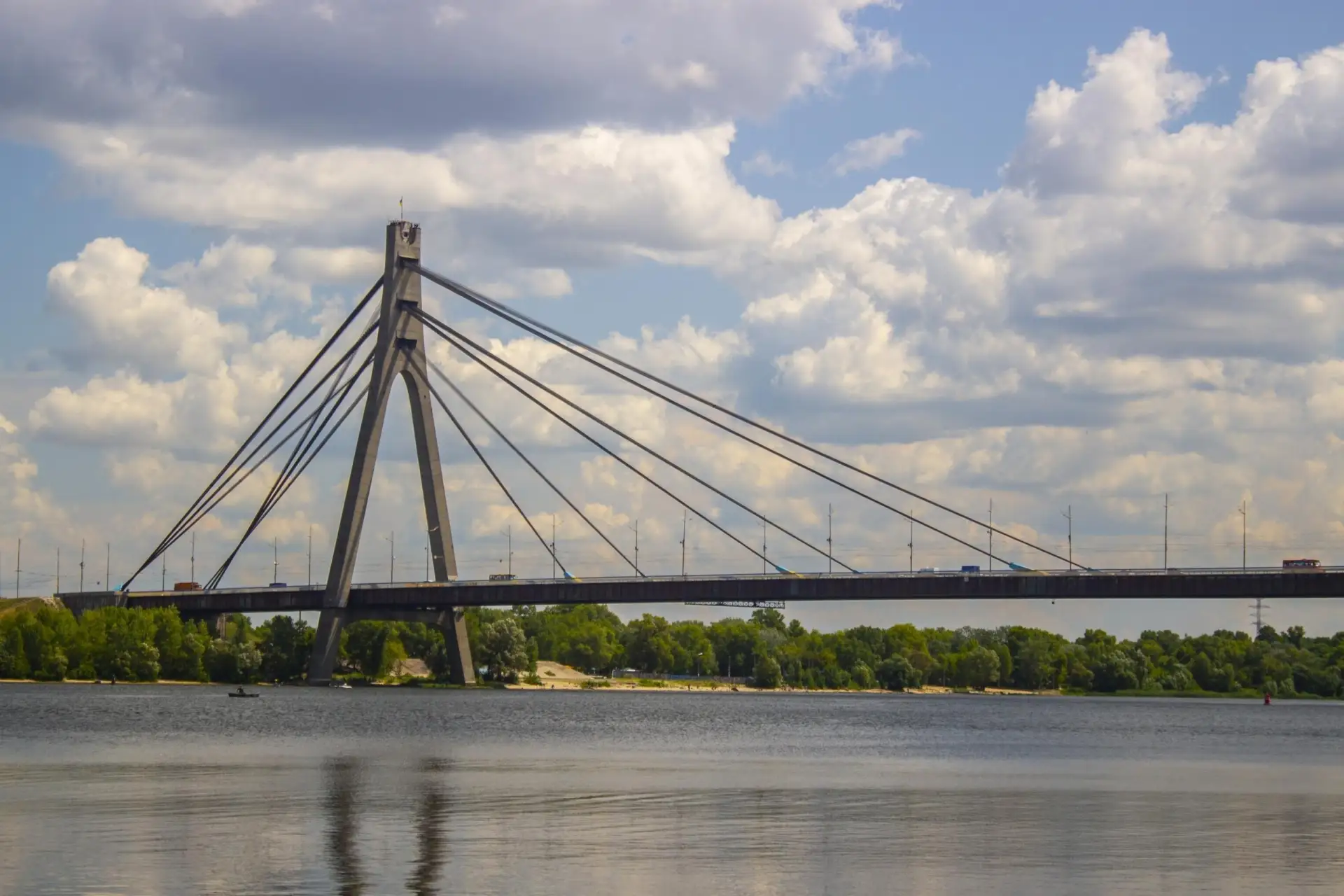 Чем и как можно разрушить мосты в Киеве?