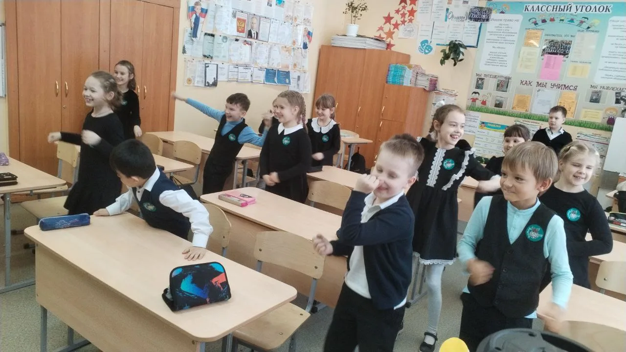 📢 Учимся сами — учим других!  🇷🇺 В рамках Года единства народов России в нашей школе стартовал замеч