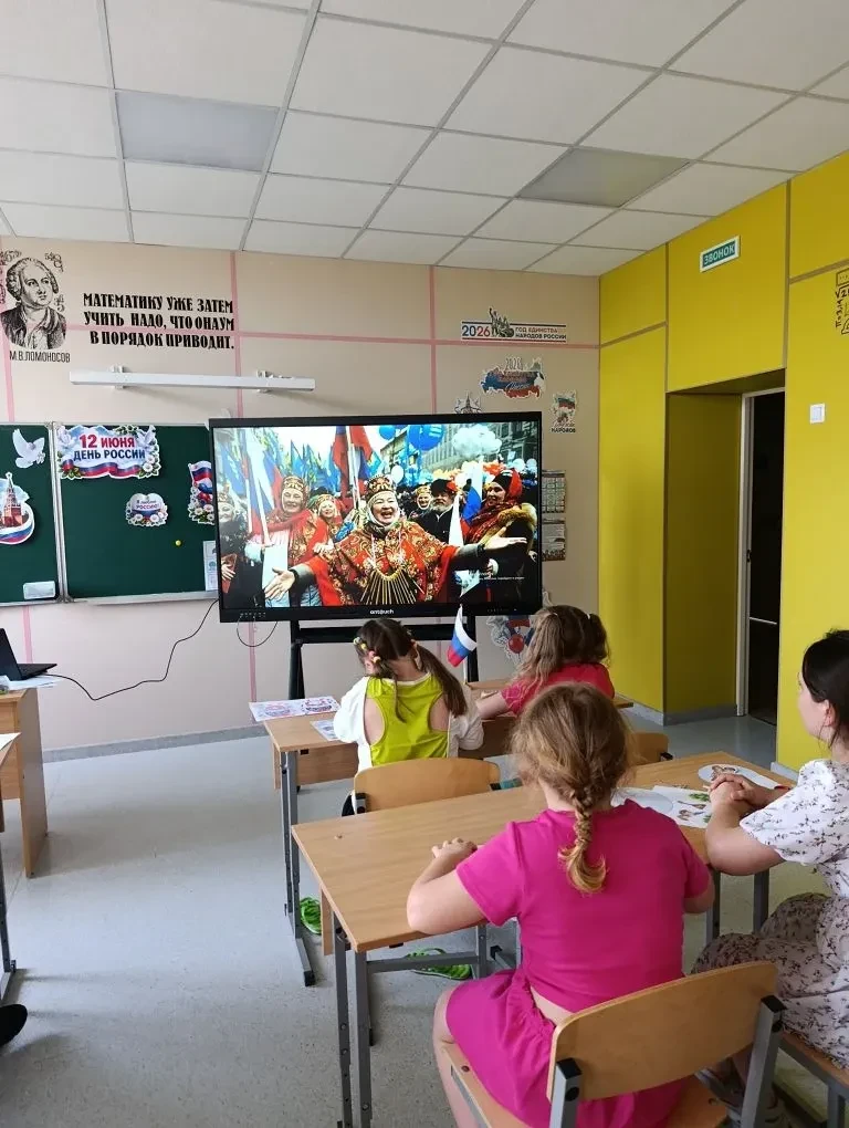 В преддверии Дня России МБУ « Музей истории села Розы Люксембург»   посетил ГБУ «Розовская школа»  с