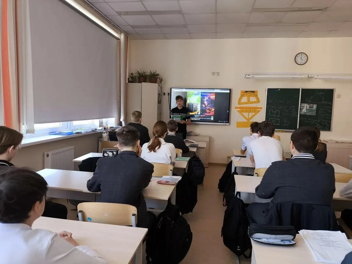 В 8-г классе проведена беседа по теме "Профилактика вербовки"  В современном мире подростки часто ст