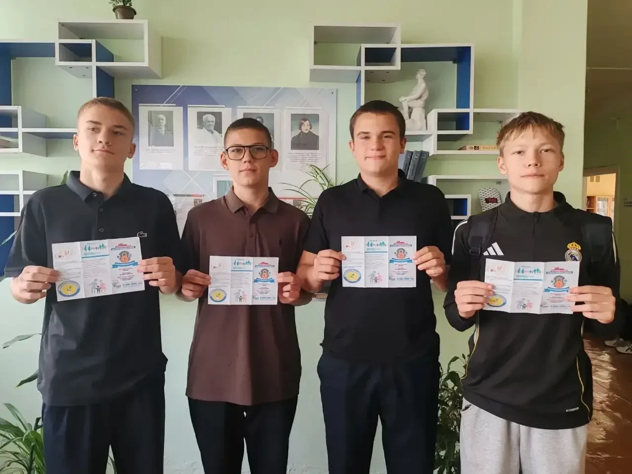 В рамках Недели информирования о детском телефоне доверия ребята поучаствовали в акции