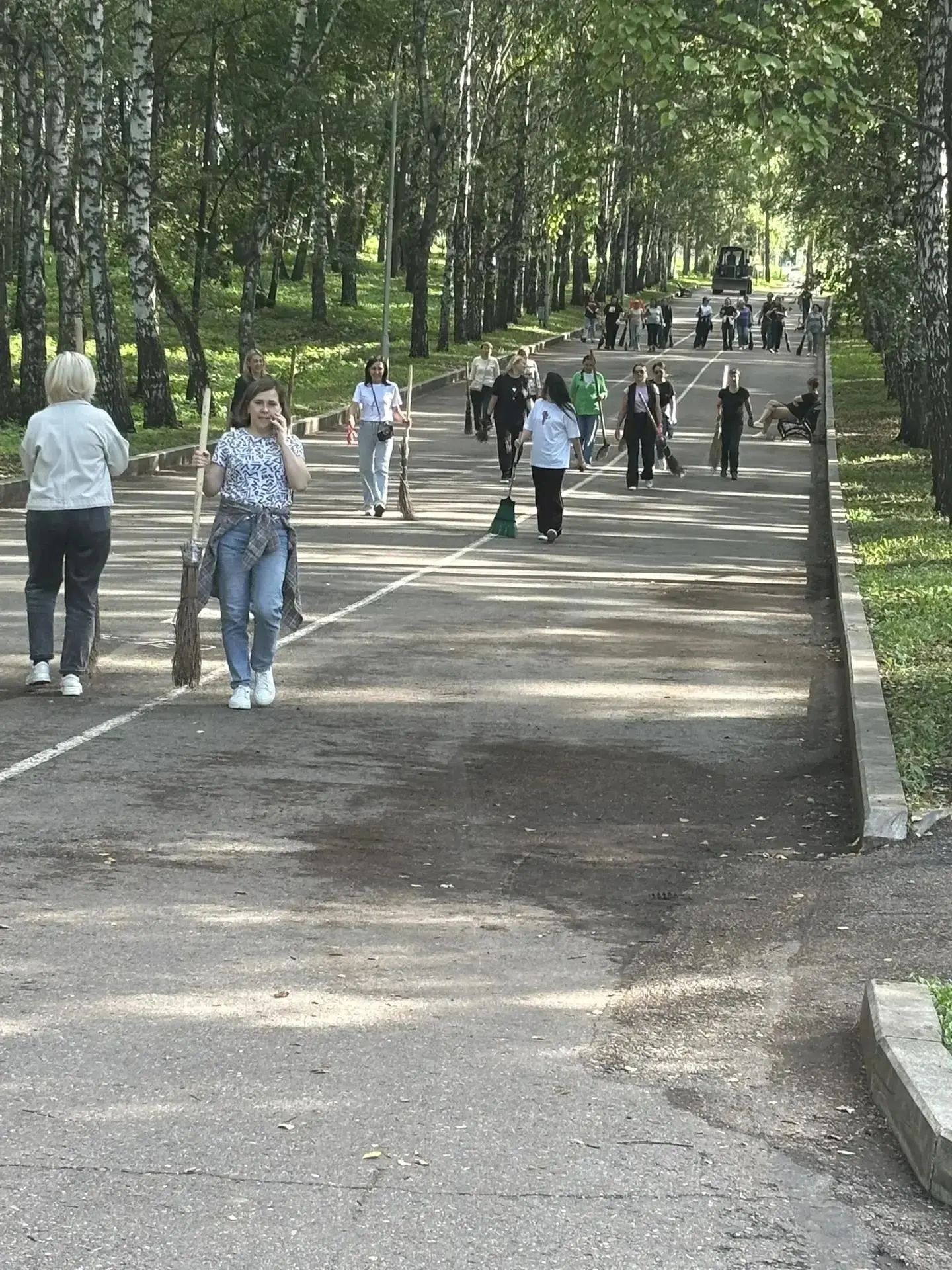 Последние погожие летние дни так и тянут погулять по улицам, паркам и скверам родного г...