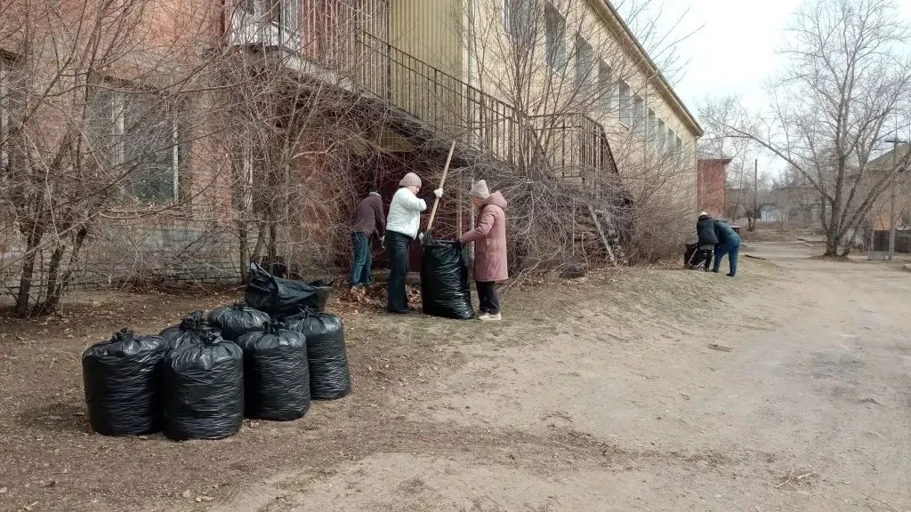 🌸Коллектив «ДШИ 13 им. С. С. Манжигеева» вышел на субботник и провёл уборку территорий...