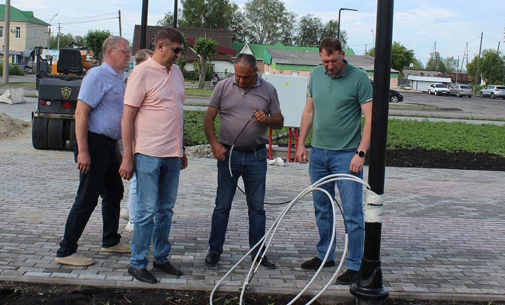 Руководители выехали на площадь Ленина, где проходит второй этап реконструкции.
17 июня глава Тавдин
