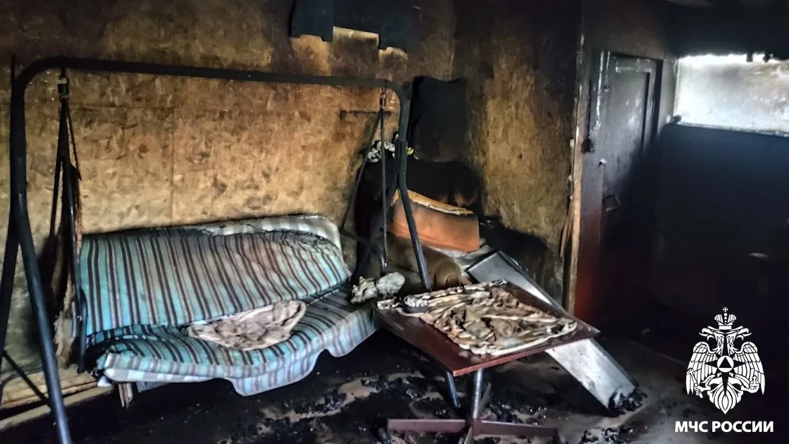 ❗️ На пожаре в Юрге спасены 5 человек  🔥 На улице Чкалова загорелся двухквартирный жилой дом. На мом