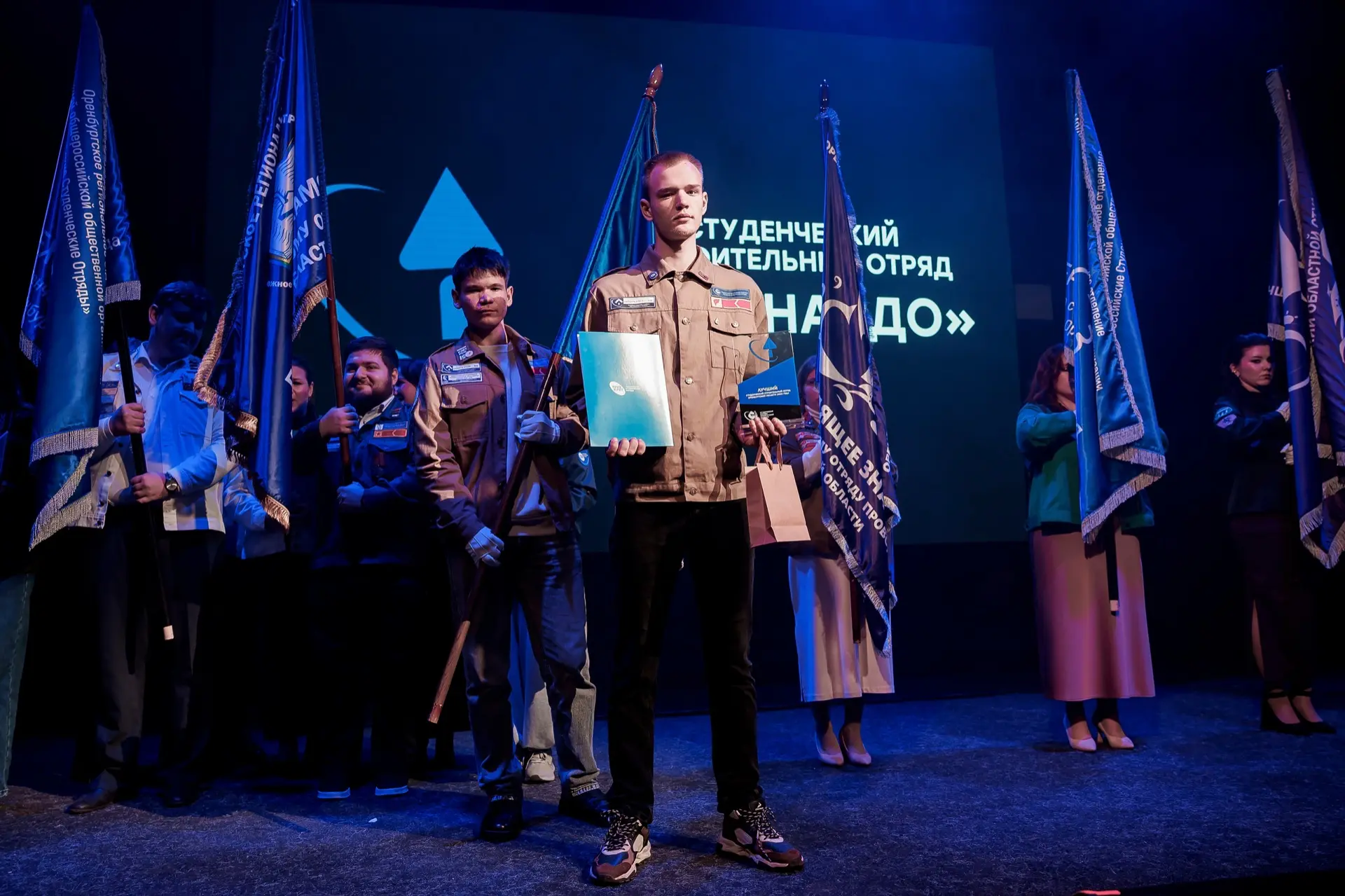 💙 Знамя лучшего студенческого сельхозотряда в Оренбургской области было вручено отряду «Байбак».  💙 
