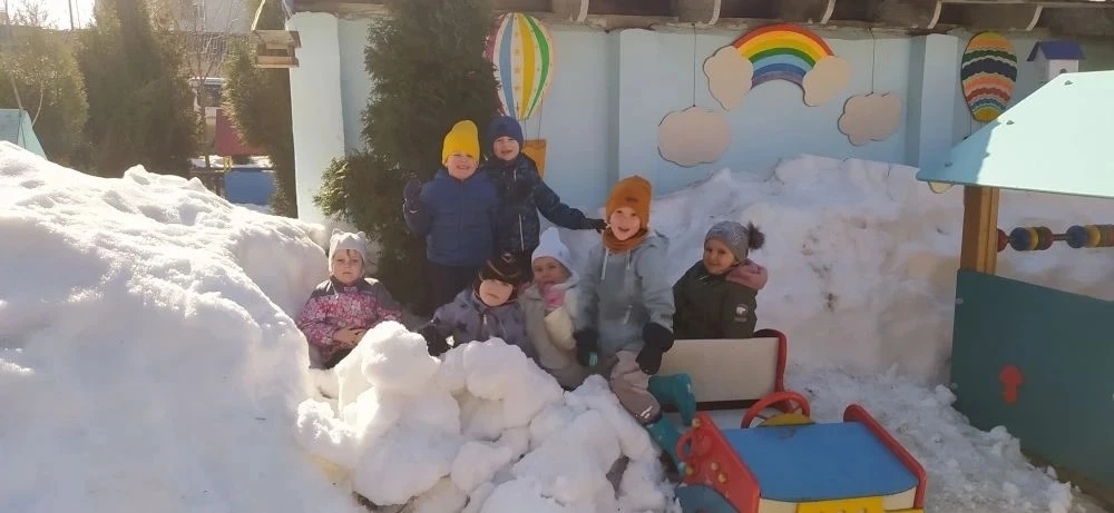 Зима закончилась, а на участке для прогулок снег ещё лежит. Из него ребята очень любят лепить интере