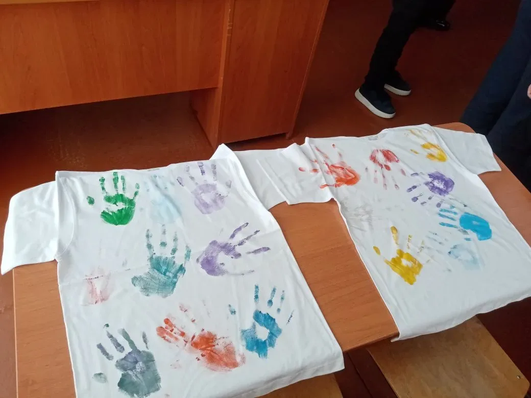 🎨 Сегодня в 4 «В» творили по‑крупному! Урок ИЗО вышел за рамки бумаги: ребята вооружились акриловыми