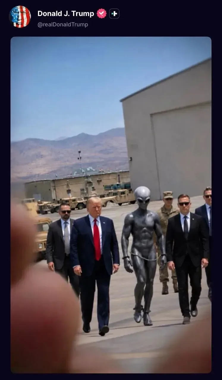 Трамп выложил в соцсети сгенерированные нейросетью фото: он заковывает инопланетянина в наручники и 
