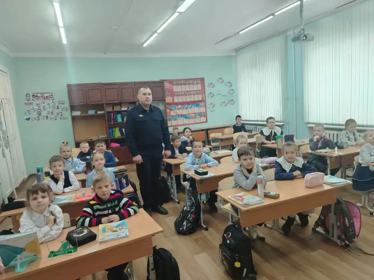 Профилактика безопасности на дорогах: встреча школьников с капитаном полиции