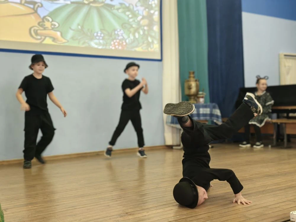 Сегодня ученики 2 «А» класса представили первоклассникам музыкальную постановку по мотивам знаменито