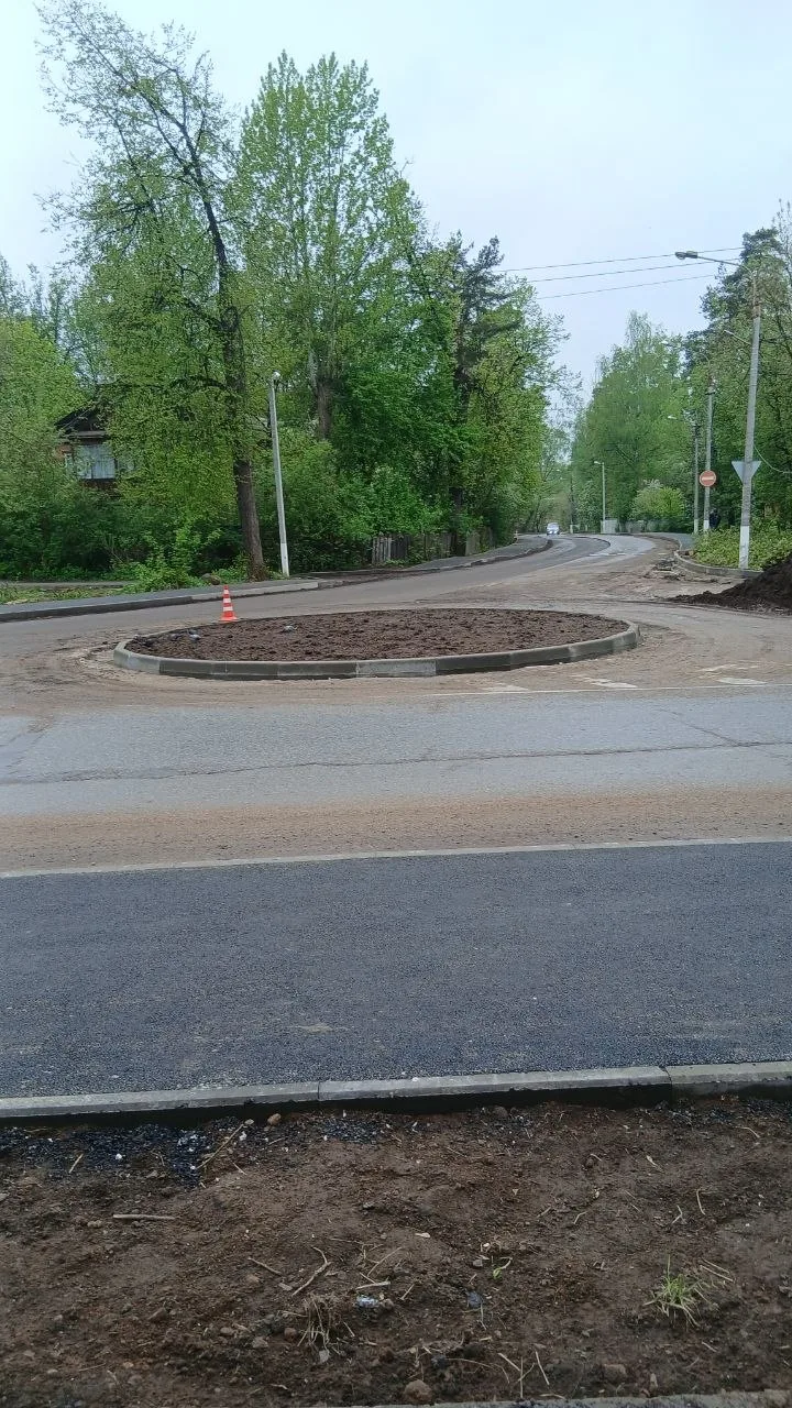 🏚 Жители западной стороны обратили внимание на заброшенное здание по дороге к школе №5.  По словам м
