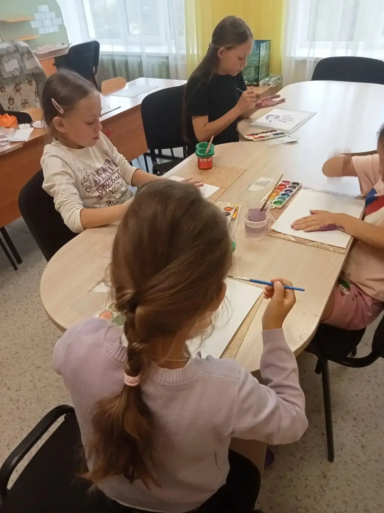 👩‍🎨Сегодня мы с ребятами устроили маленькое путешествие — без чемоданов и билетов, за...