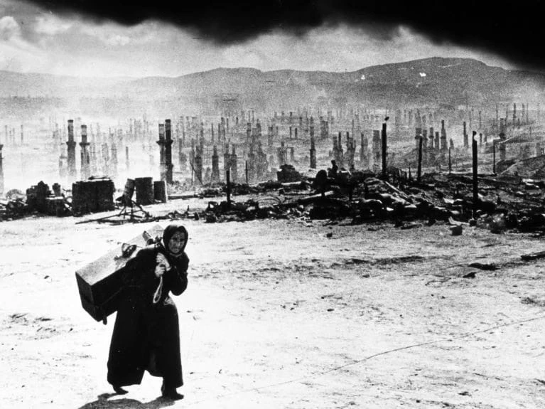 18 июня 1942 года небо над прифронтовым Мурманском стало черным…🕯️

С самого утра фашисты бомбили ц