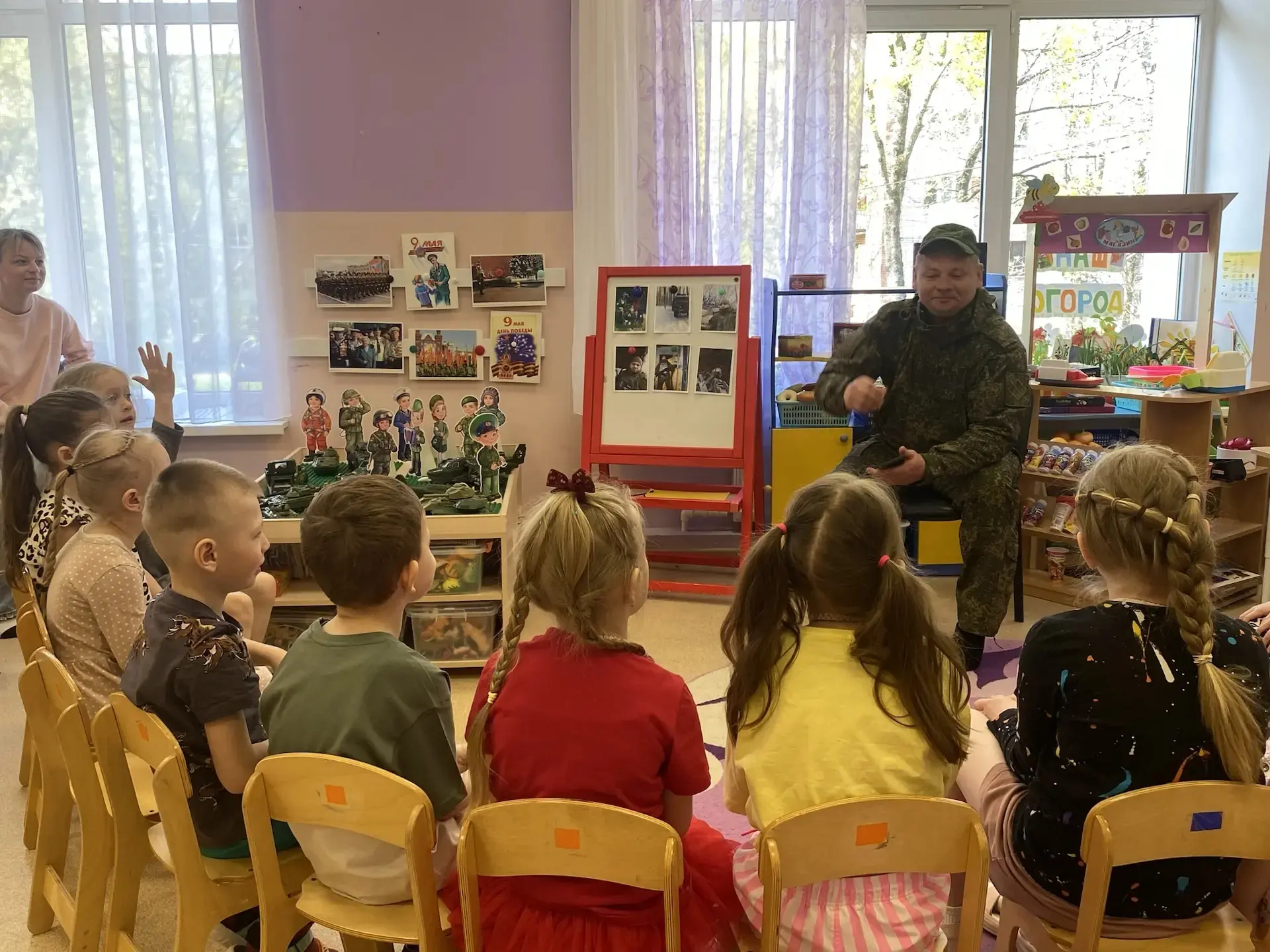 Сегодня в гости к детям группы №6 пришел участник СВО Александр Олегович, папа  Егора.