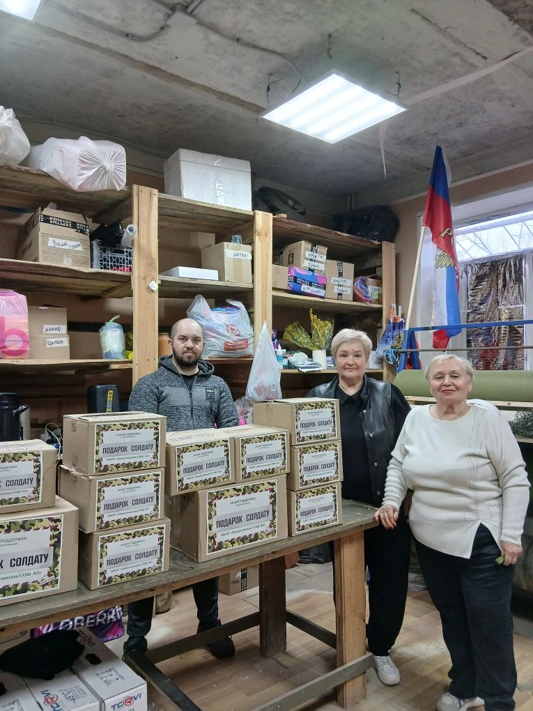 Обучающиеся, родители и педагоги передали волонтерам группы  "Zа ДержаVу" посылки, письма, рисунки ,