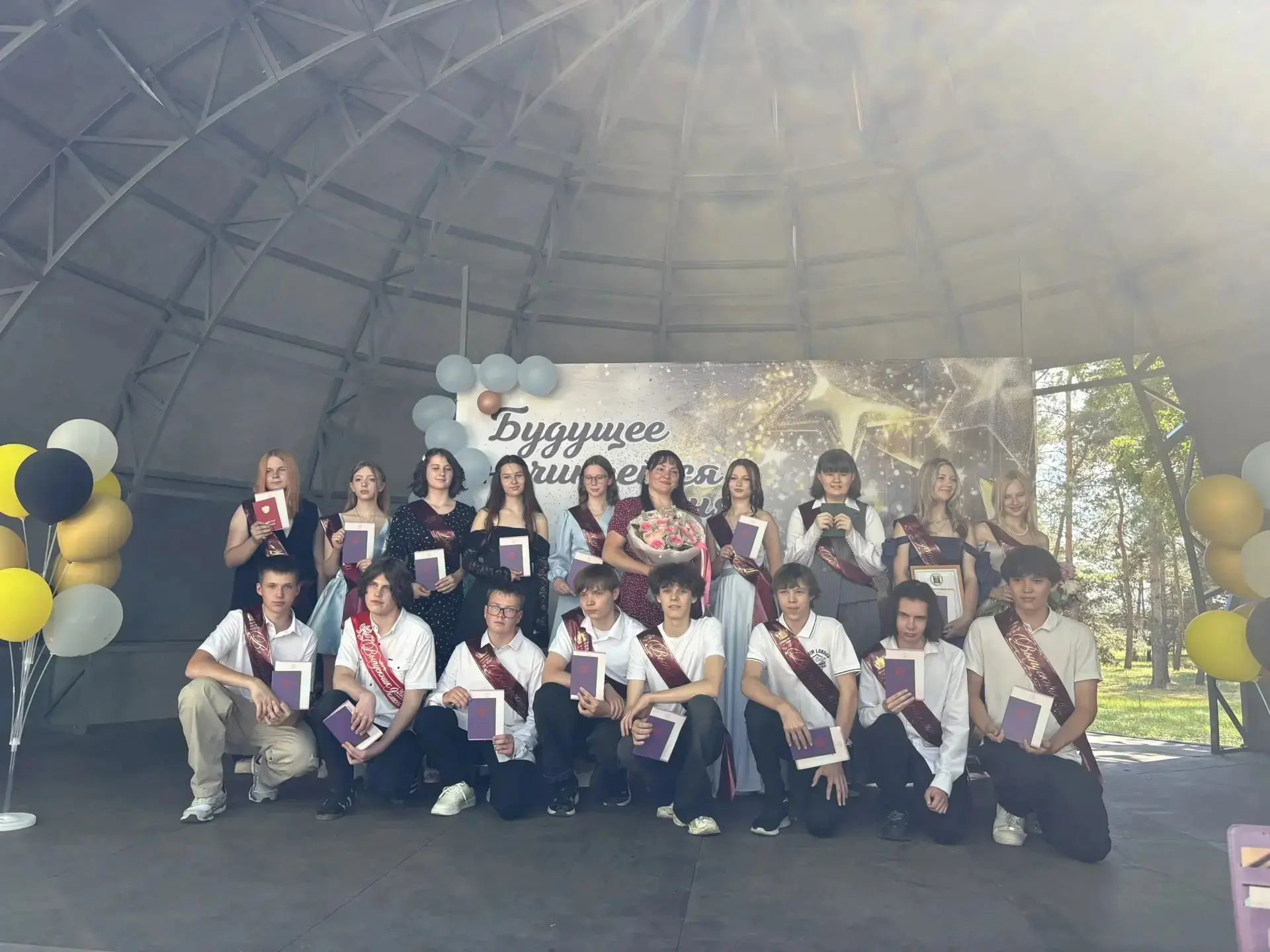 🎓 Сегодня особенный день! В нашей школе прошла трогательная церемония вручения аттестатов учащимся 