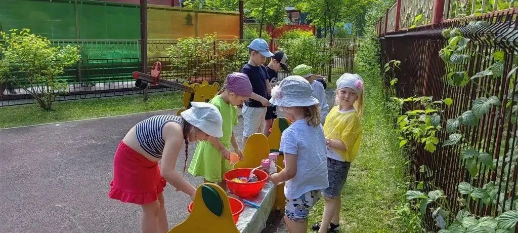 🌞 Наступило лето – замечательное время года! Можно играть на воздухе, закаляться, в полной мере исп