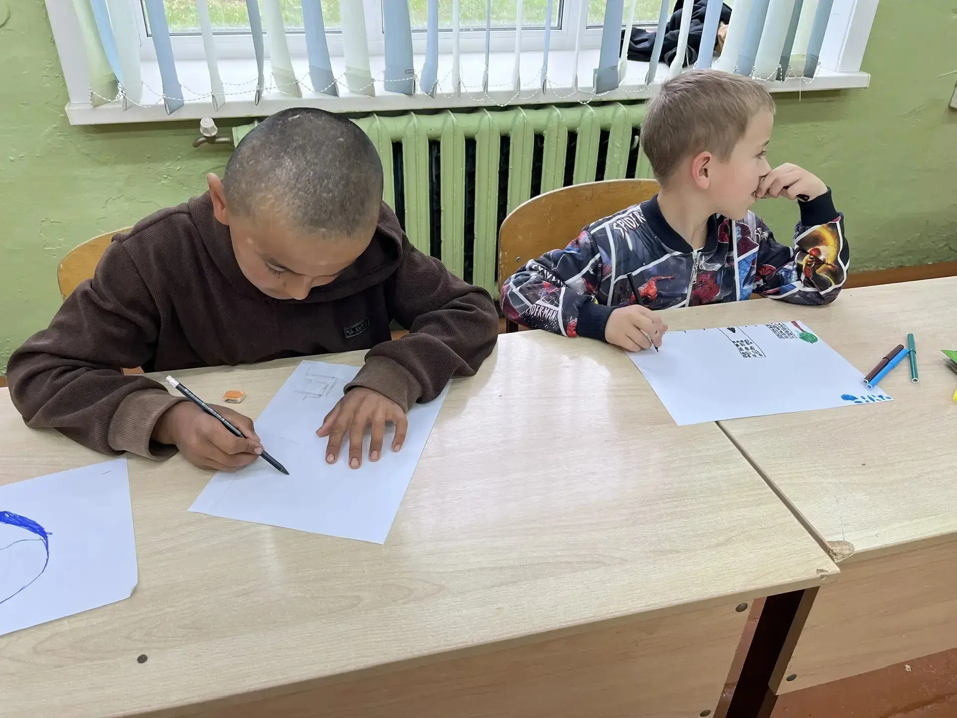 🌧️🎉 Сегодня в нашем пришкольном лагере «Светлячок» — весело и продуктивно! Несмотря на ненастную п