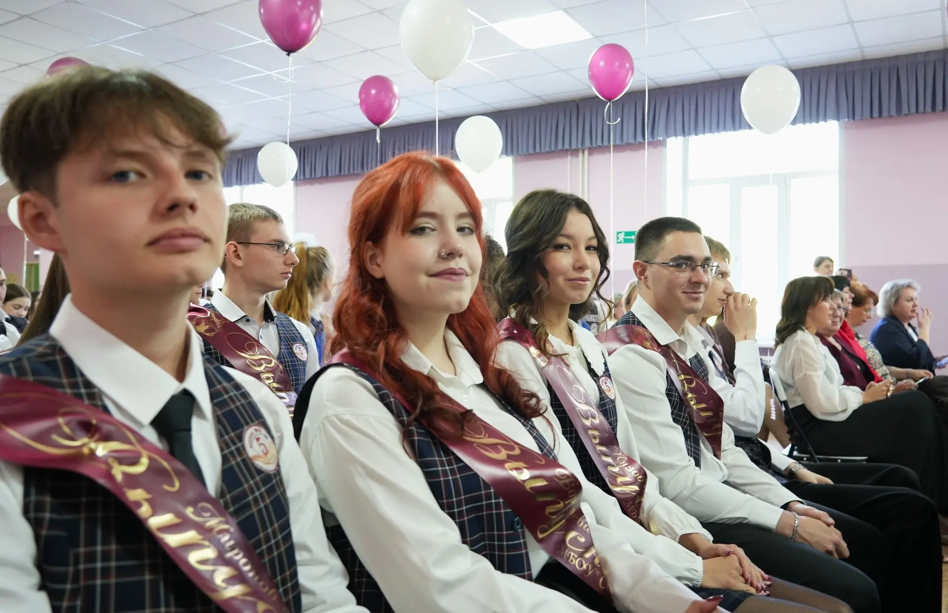 🔔✨Последний звонок – 2026 ⁣ Праздничные линейки, букеты цветов, нарядные ленты выпускников и трогате