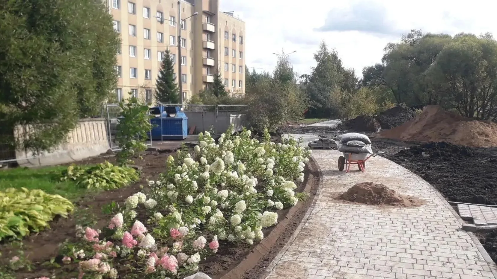 🌿 На улице Юты Бондаровской обновляют дворовое пространство