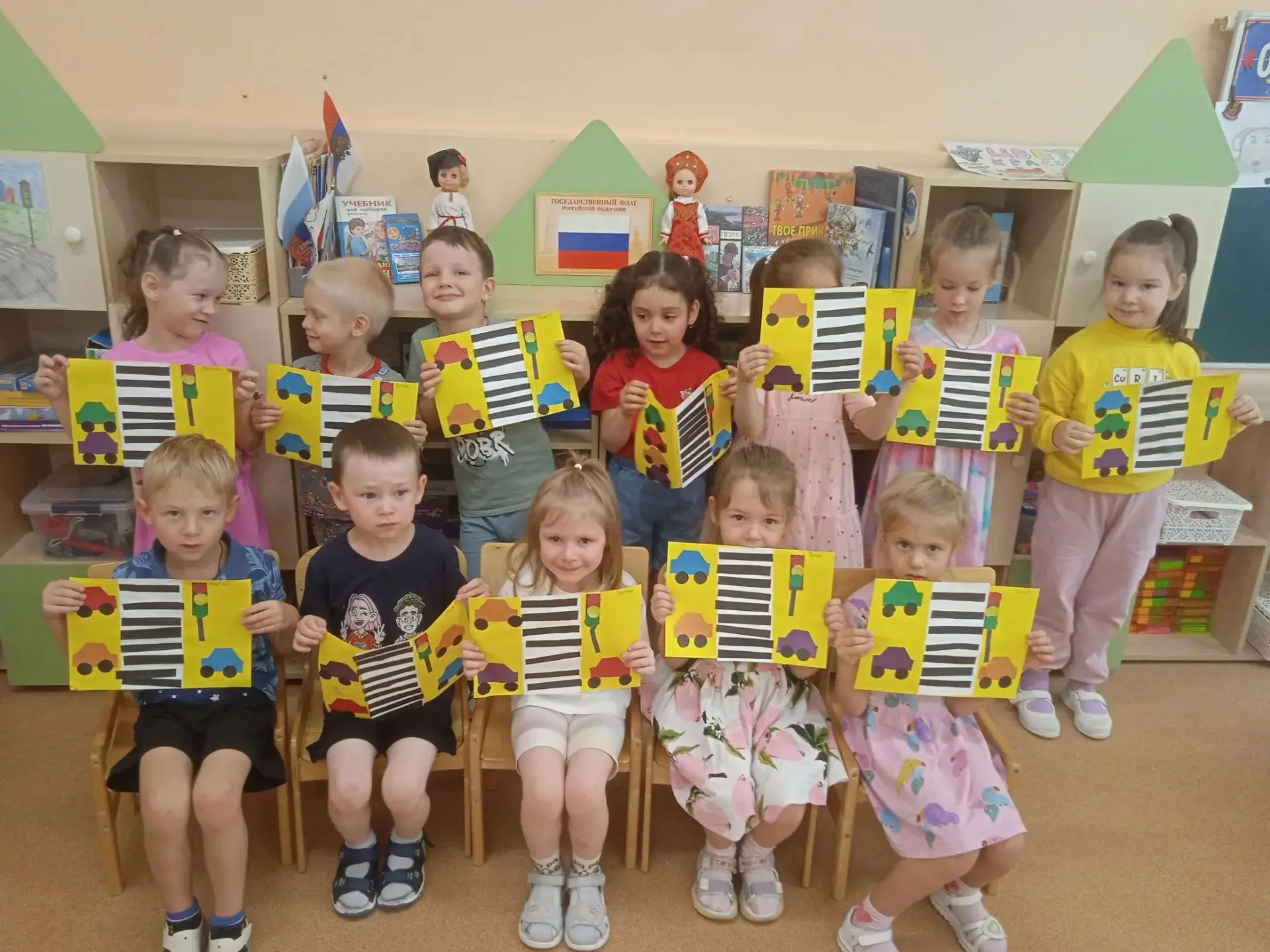 🚦 Маленькие пешеходы — большие знания! 
Сегодня в  группе 9 прошли не просто занятия по творчеству,