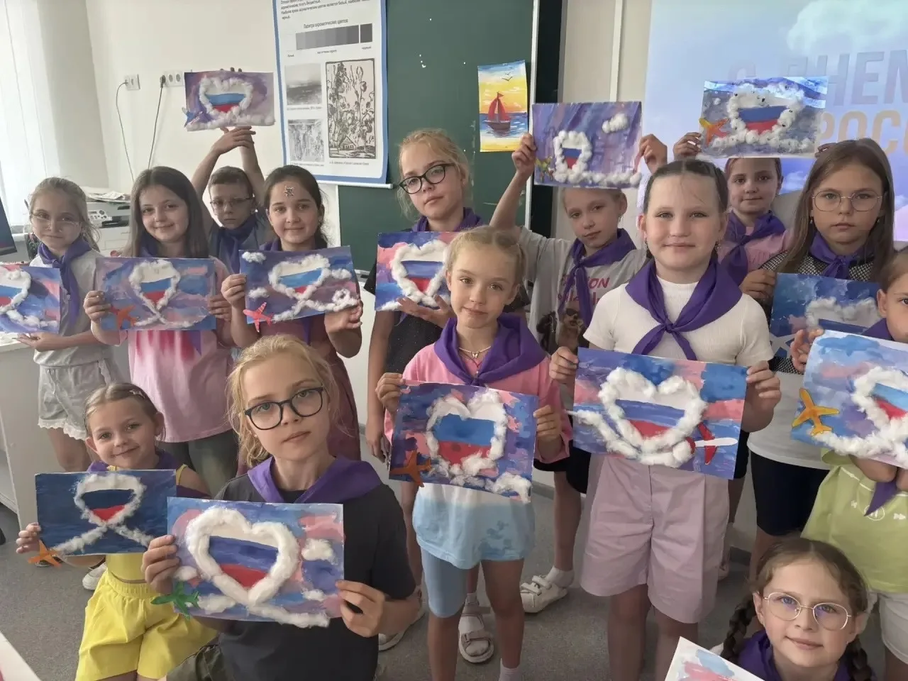 🖌 «Волшебная кисточка» снова в деле, и сегодня — особая магия!

В преддверии Дня России наша изосту