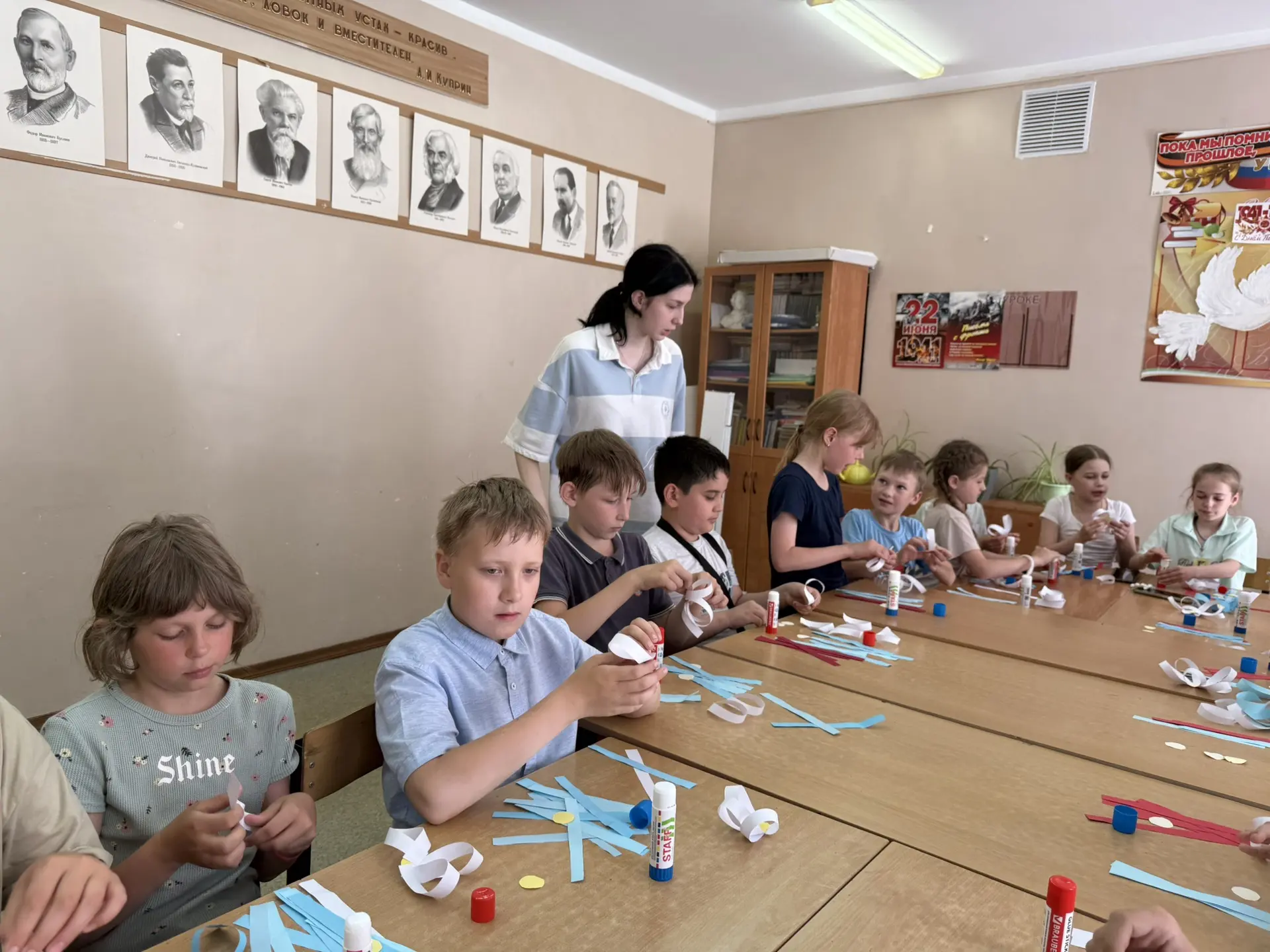 В День России в школьном лагере «Цветик-семицветик» проходит тематический мастер-класс со студенткой