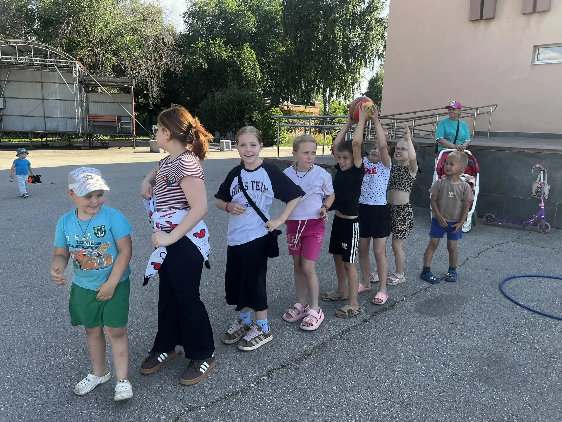 🥳Сегодня наши маленькие гости здорово повеселились! Эстафеты, танцы и загадки! Время п...