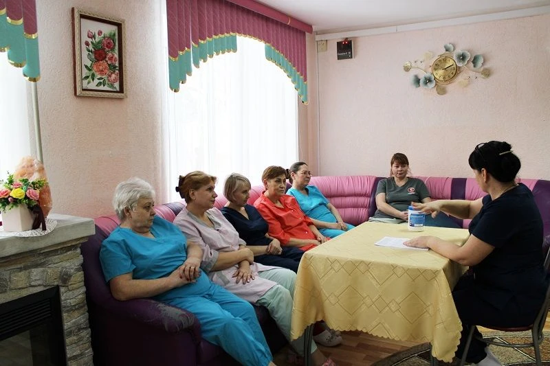 ✅Медицинская сестра Куманяева Елена Павловна провела беседу с обслуживающим персоналом ...