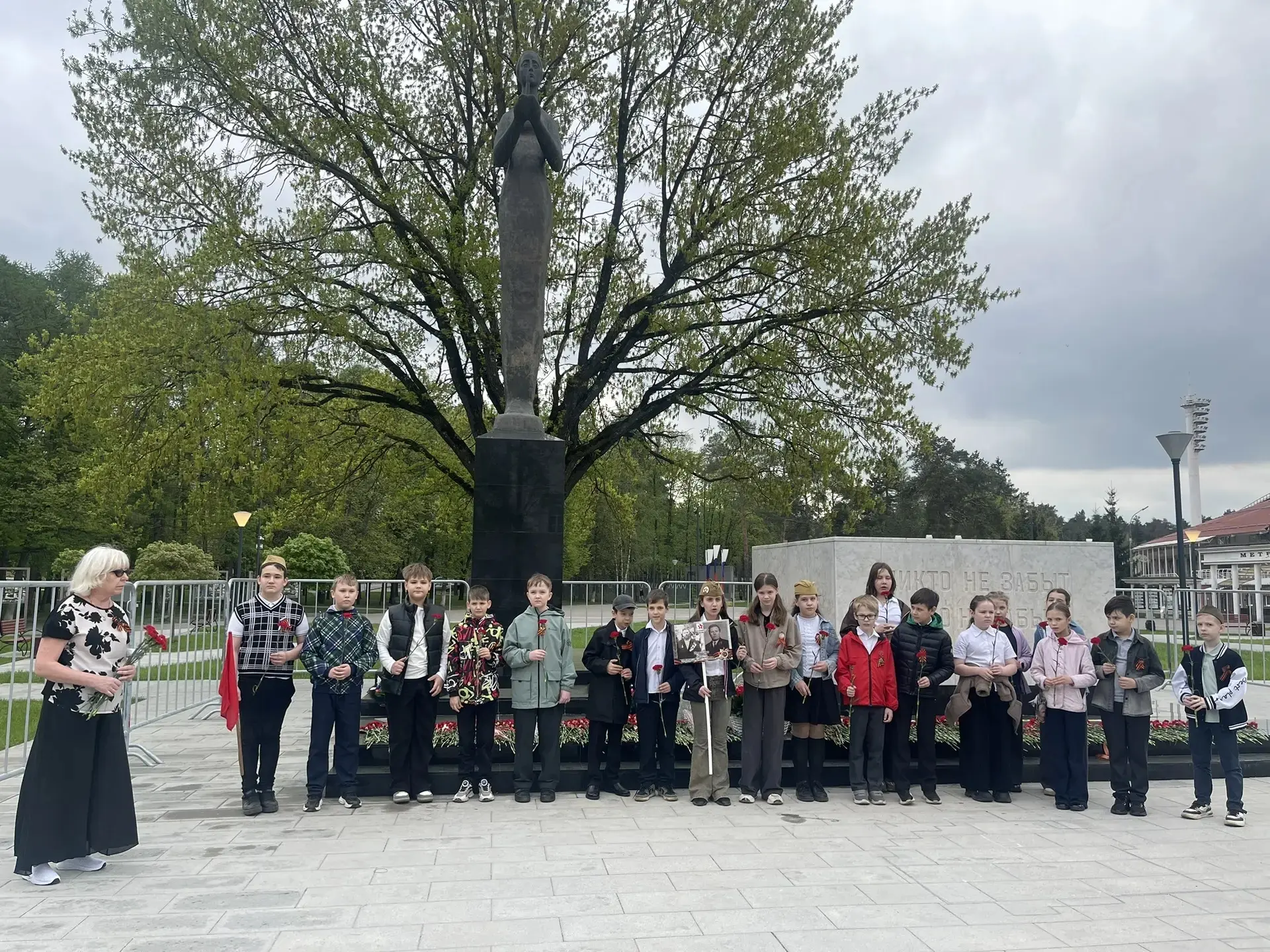 Правнуки Победы.   Накануне Дня Победы, 8 мая, ученики 4В класса вместе с классным руководителем Хол