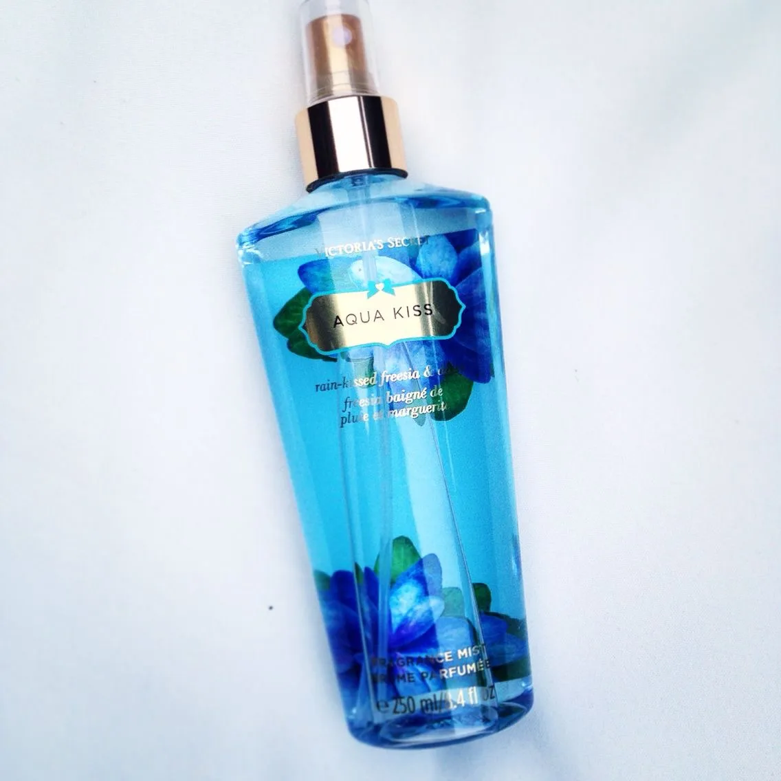 Аромат Victoria’s Secret Aqua Kiss — лёгкий, свежий, акватическо‑цветочный: он будто пе...