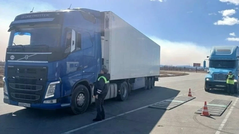 В Еврейской автономной области продолжается весогабаритный контроль грузового транспорта  Инспектора