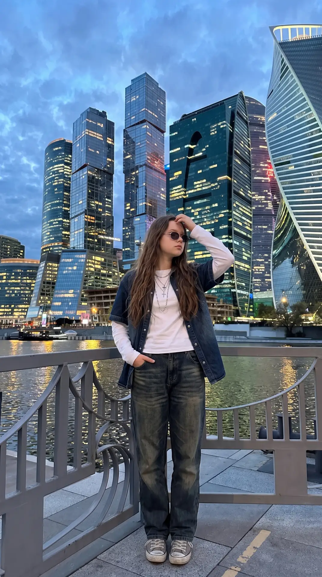 Есть что-то особенное в городе, когда солнце уже почти ушло, а окна небоскрёбов только ...