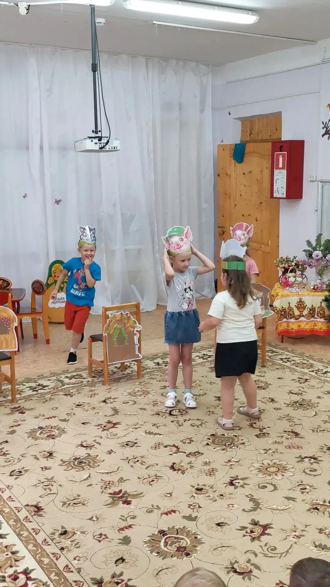 Воспитанники старшей группы показали сказку "Три поросёнка" Для детей младшей группы. В...