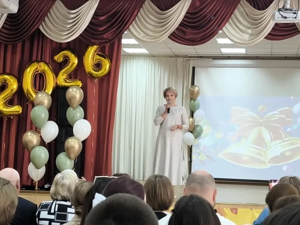 Сегодня для одиннадцатиклассников прозвенел последний звонок! 🔔 Праздничная атмосфера, строгие костю