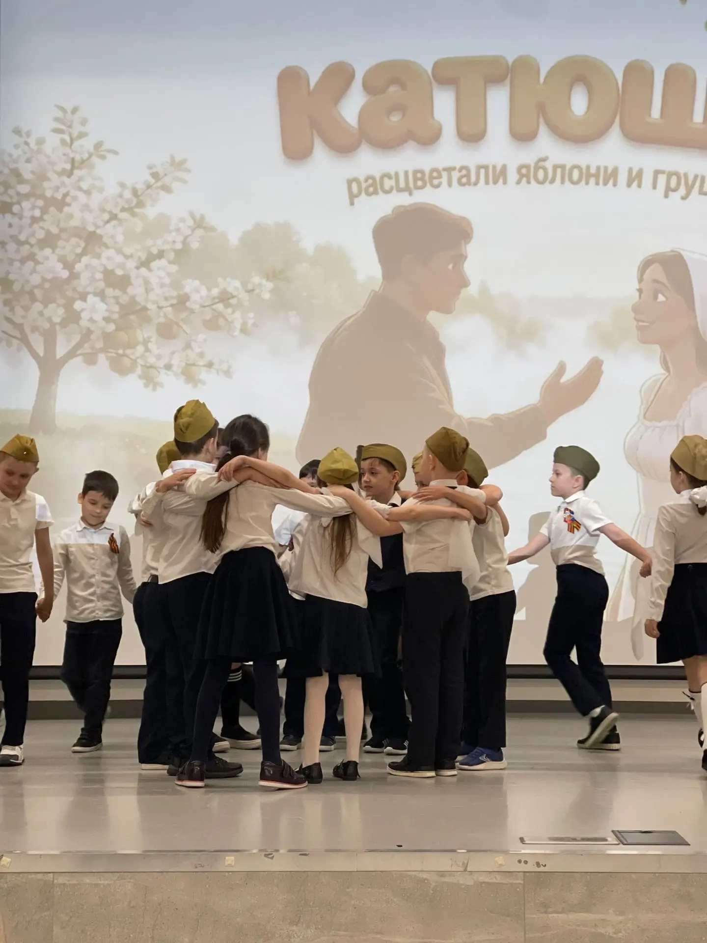 Маленькие актёры — большая история: как прошла инсценировка военной песни в начальной школе  Вчера в