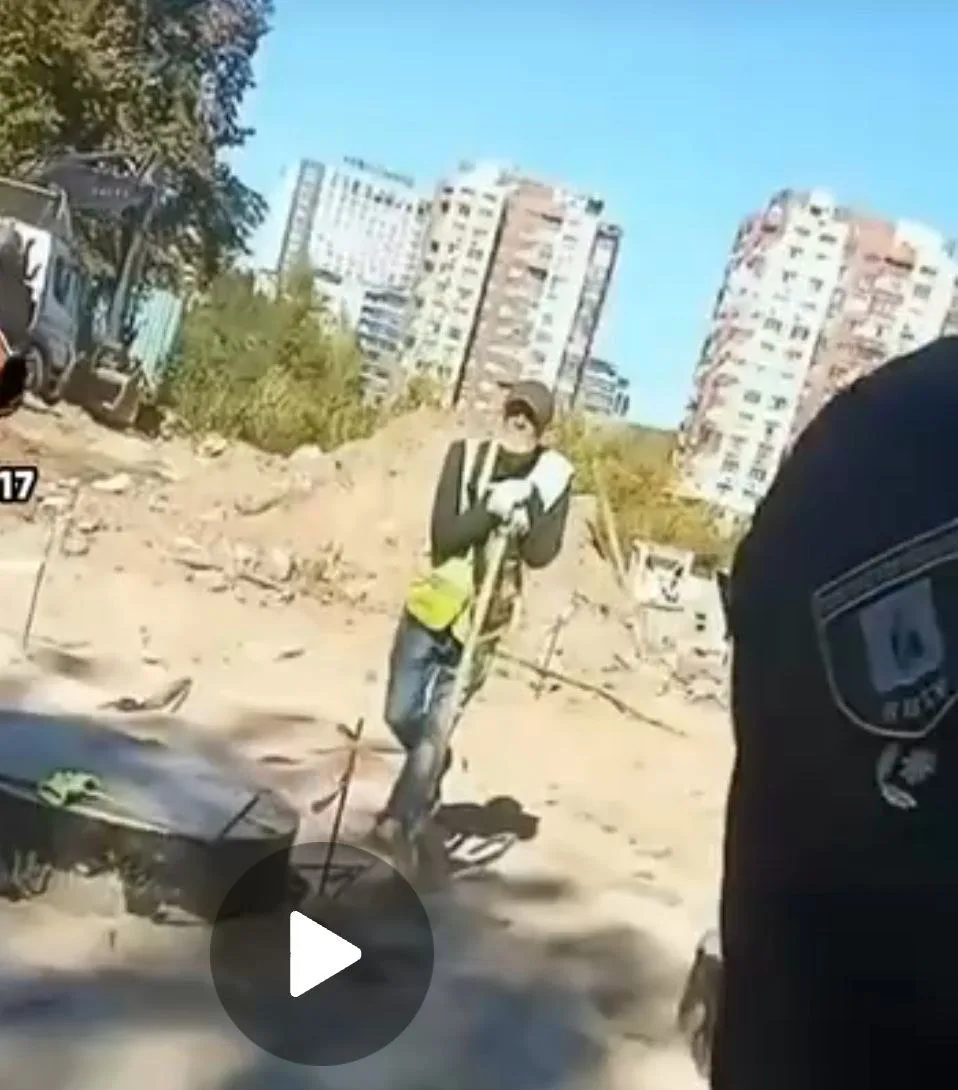 Гестаповцы скрутили очередного ухилянта, пока рядом стояло несколько фотографов с лопат...