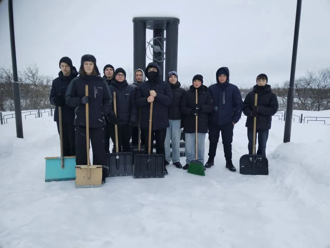 📌 Сегодня, 9 февраля, волонтёрский отряд "Творцы добра" приняли участие в акции "Снежн...