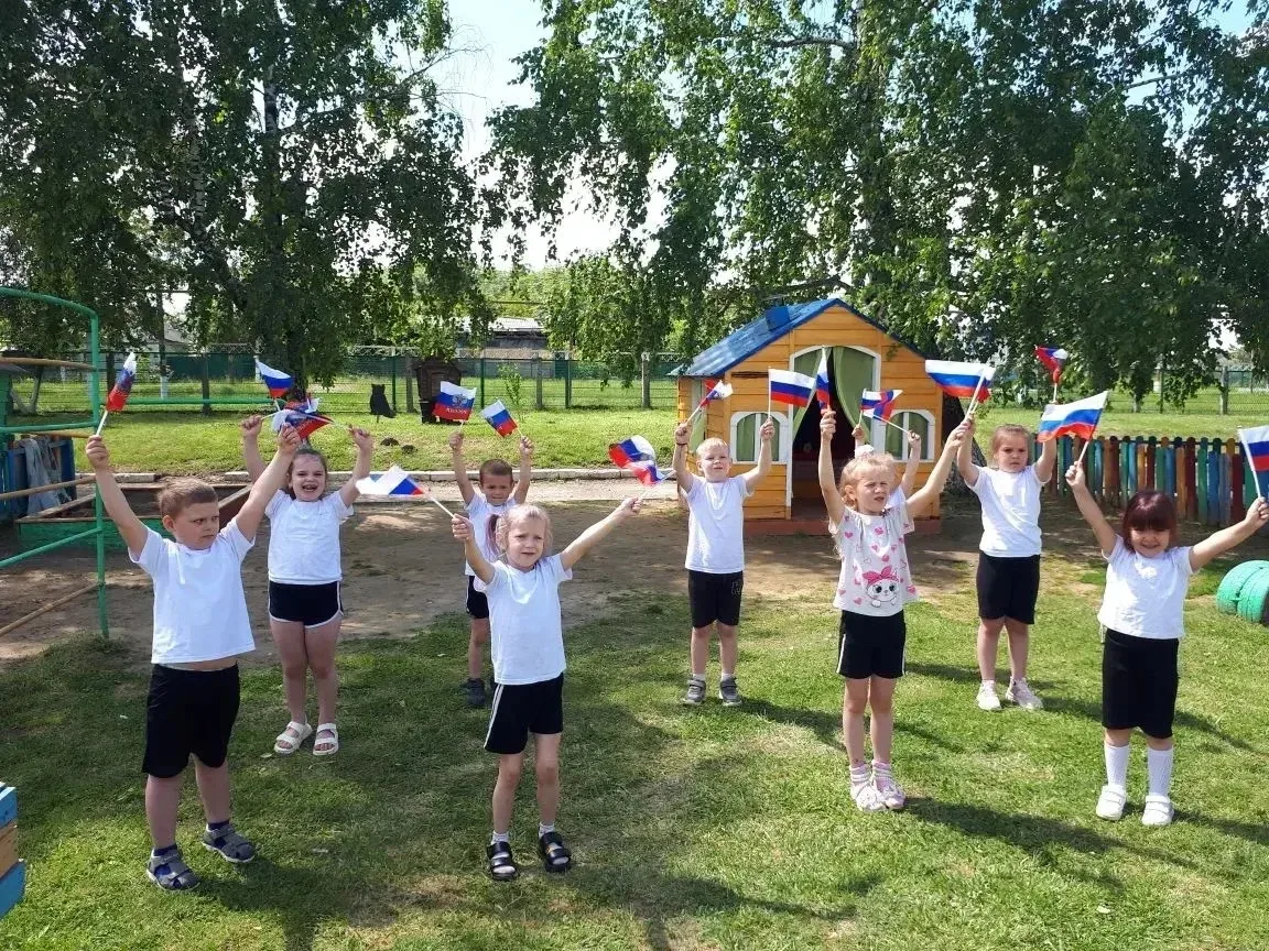 Россия - Родина моя,
Я здесь живу. Я здесь родился!
Хочу, чтоб русская Земля
И мой народ мною гордил