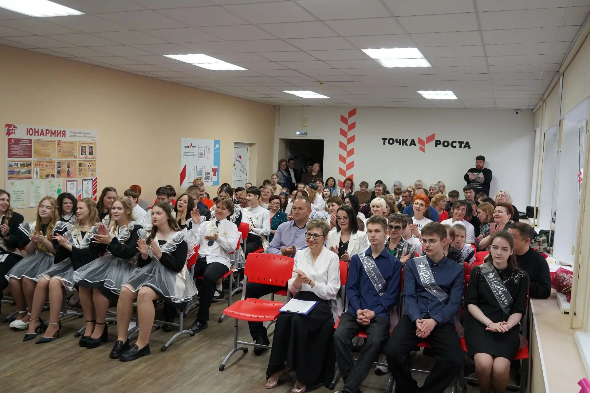Сегодня в нашей школе пронзительно и радостно отзвенел последний звонок для 9 и 11 классов