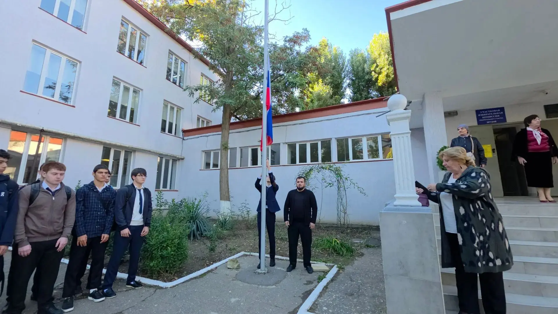 Новая неделя с лицее началась с поднятия флага Российской Федерации и исполнения гимна ...