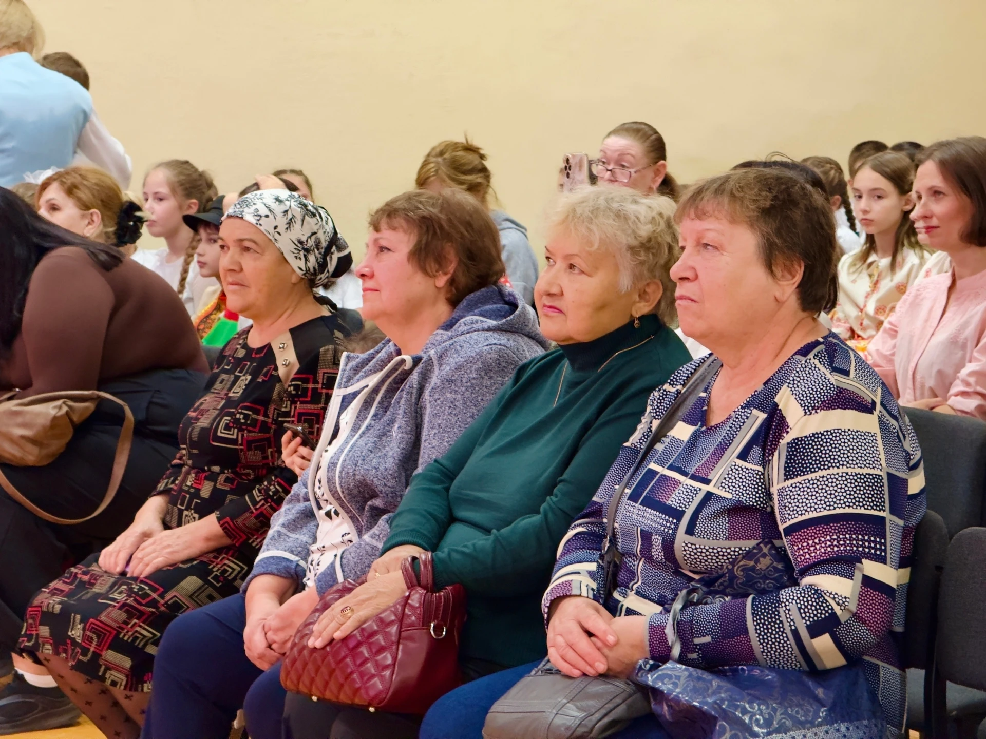 🎉 День пожилого человека в нашей школе: праздник тепла и благодарности! 🎉