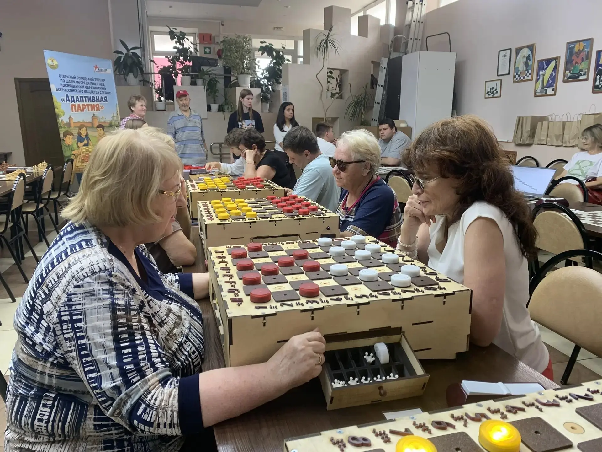 В Коломне прошёл инклюзивный турнир по шашкам с уникальными тактильными досками

В Коломне на базе М