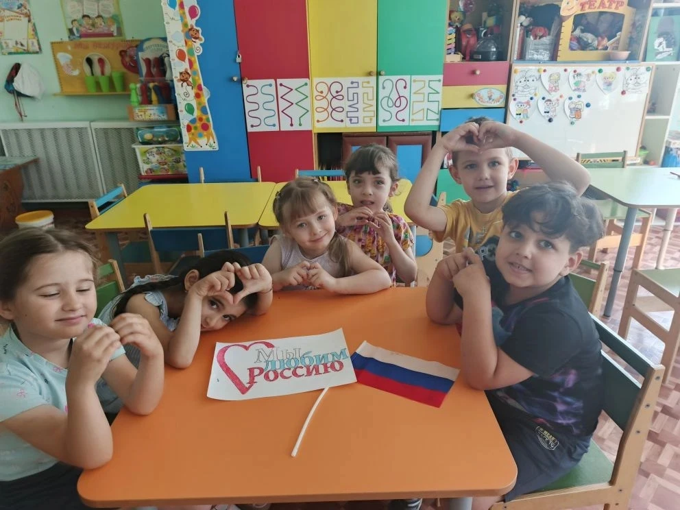 В преддверии празднования Дня России ребята старшей группы активно включились в создани...